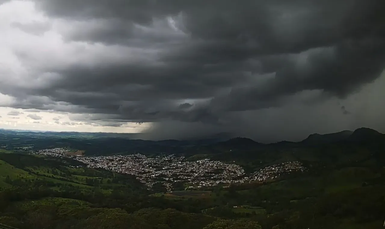 A imagem mostra o avanço de chuva em uma cidade mineira